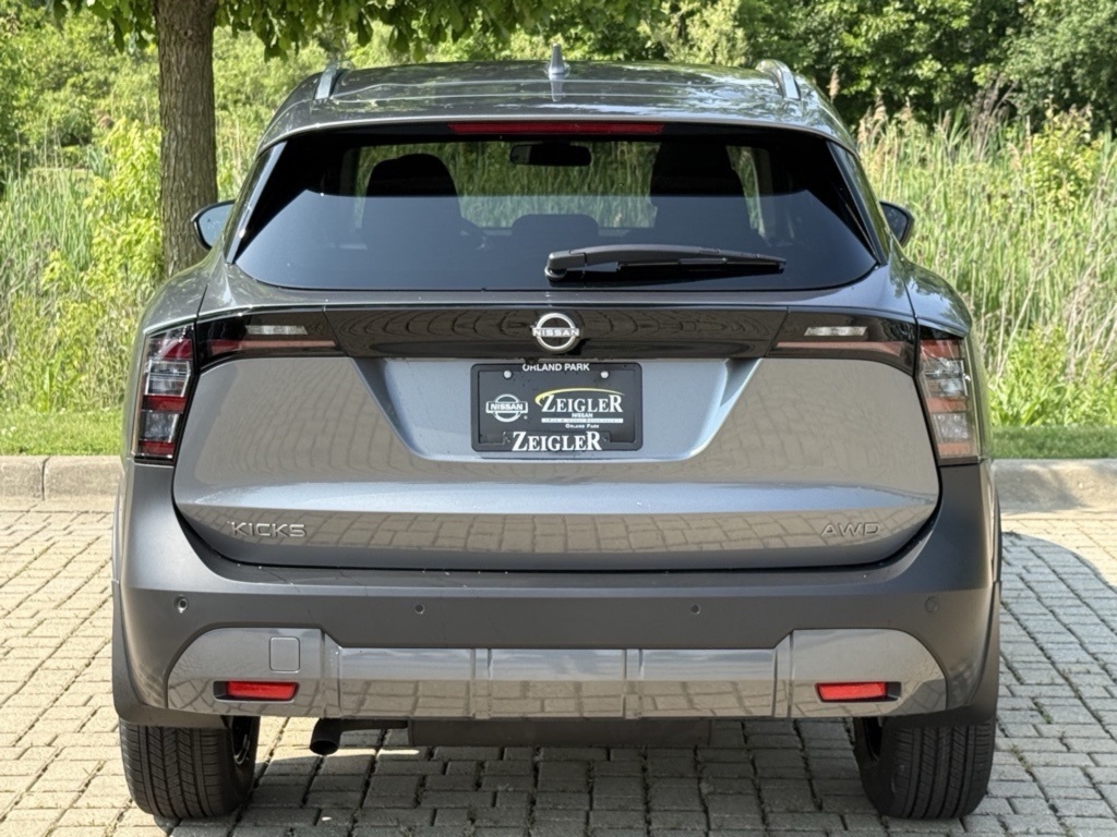 2025 Nissan Kicks SV photo 8