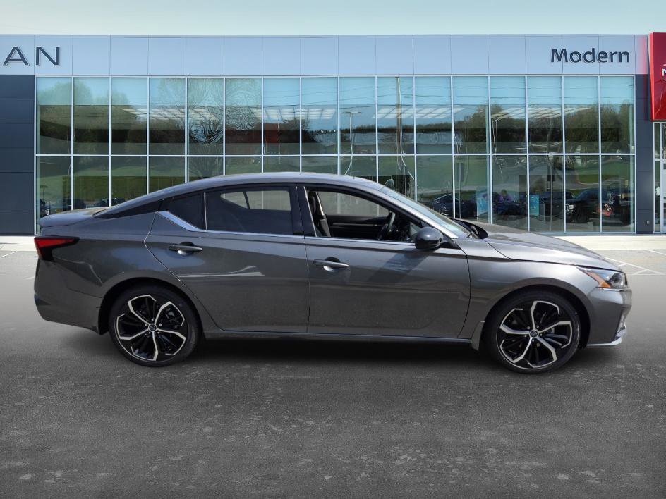 2025 Nissan Altima SR photo 4
