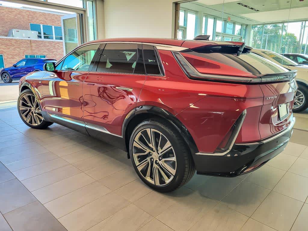 2024 Cadillac Lyriq Luxury photo 2