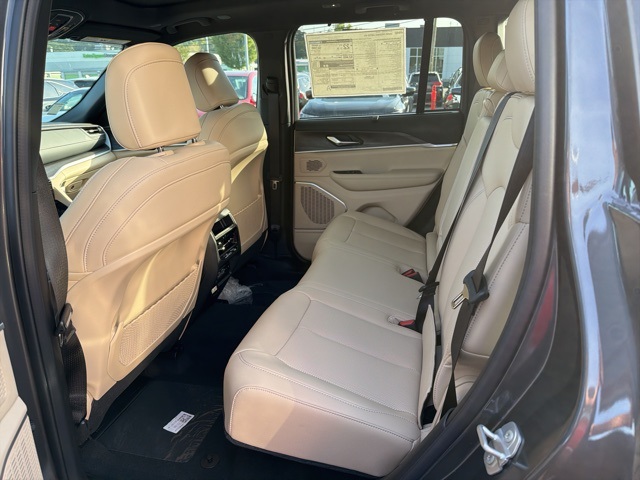 2025 Jeep Grand Cherokee Limited photo 7