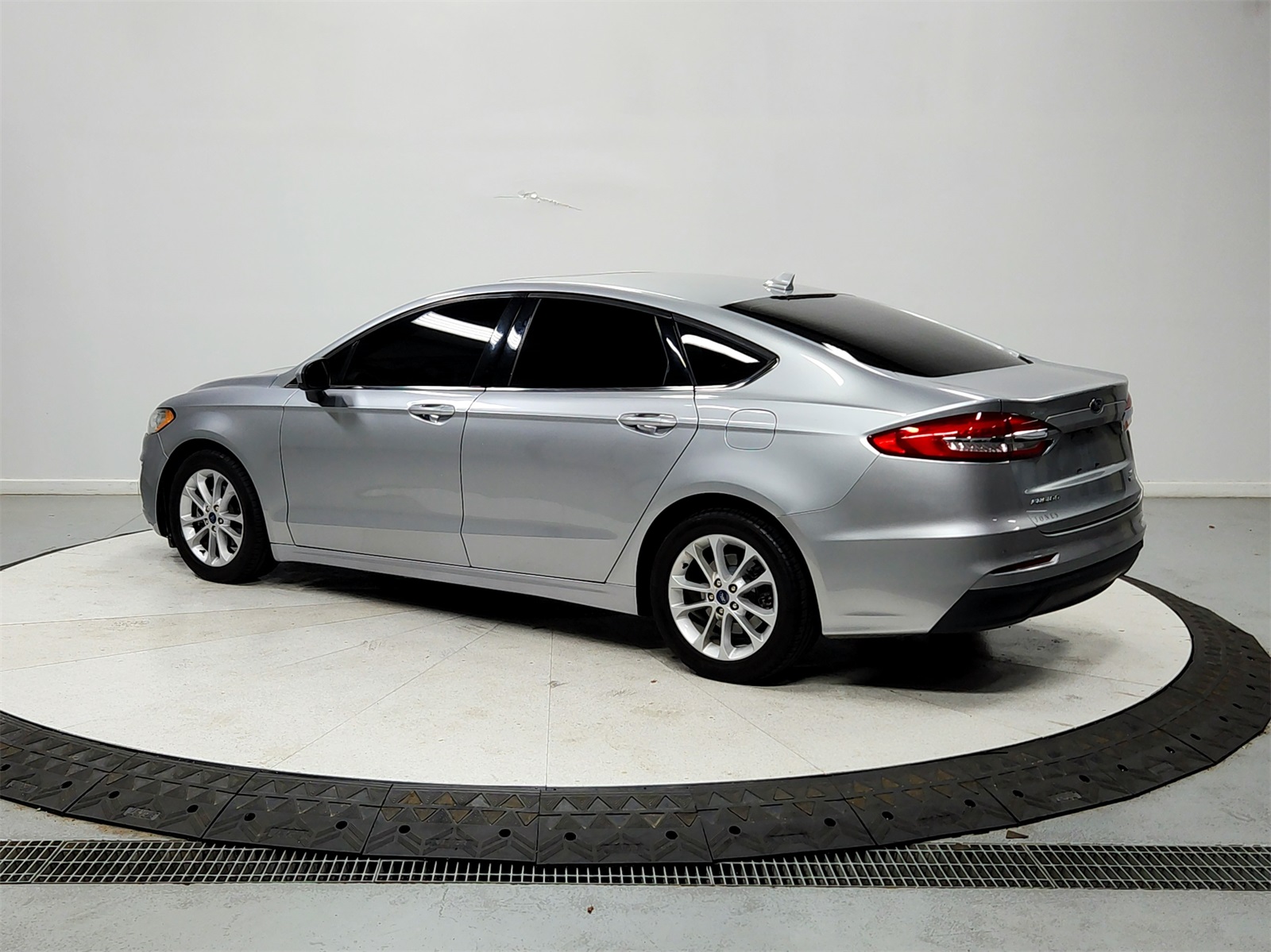 2020 Ford Fusion SE photo 5