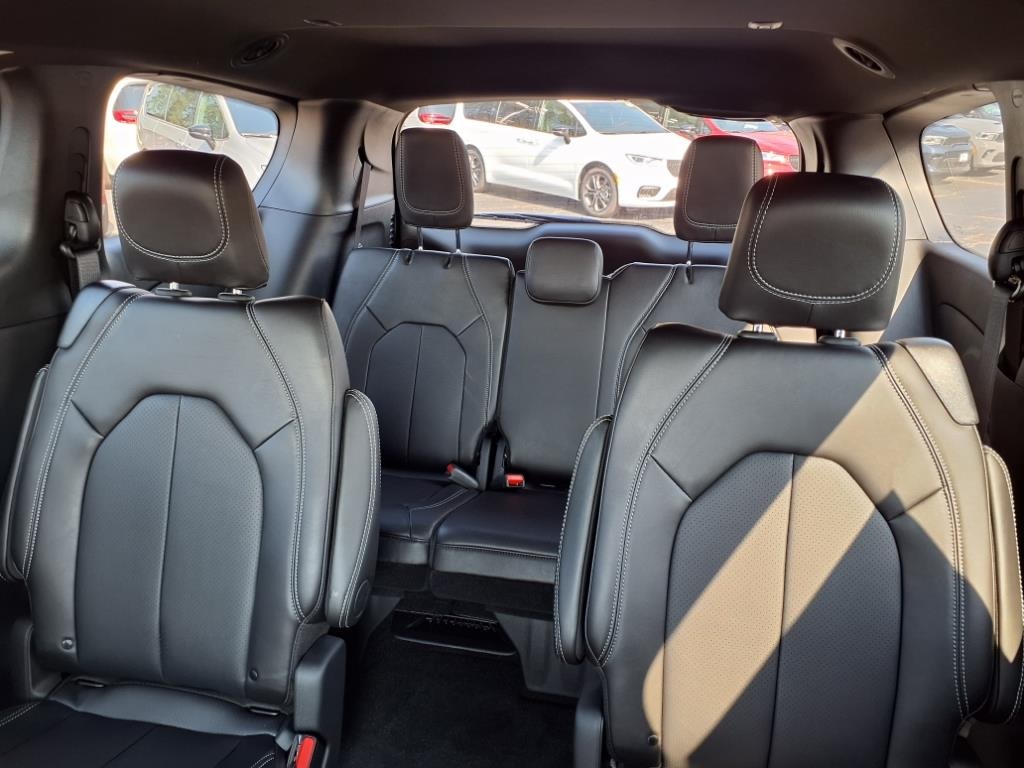 2026 Chrysler Pacifica photo 11