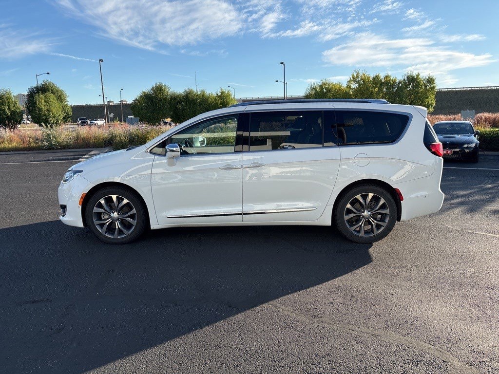 2017 Chrysler Pacifica Limited photo 2