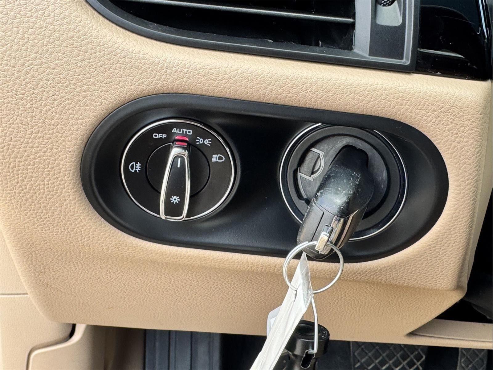 2021 Porsche Macan Base photo 56