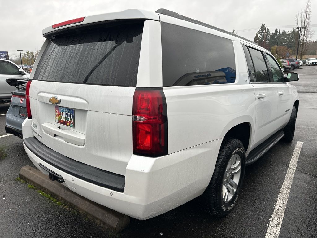 2017 Chevrolet Suburban LT photo 4
