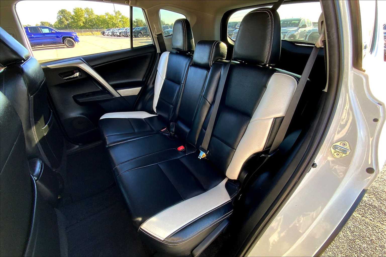 2015 Toyota RAV4 XLE photo 18
