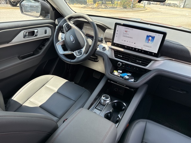2025 Ford Explorer photo 14