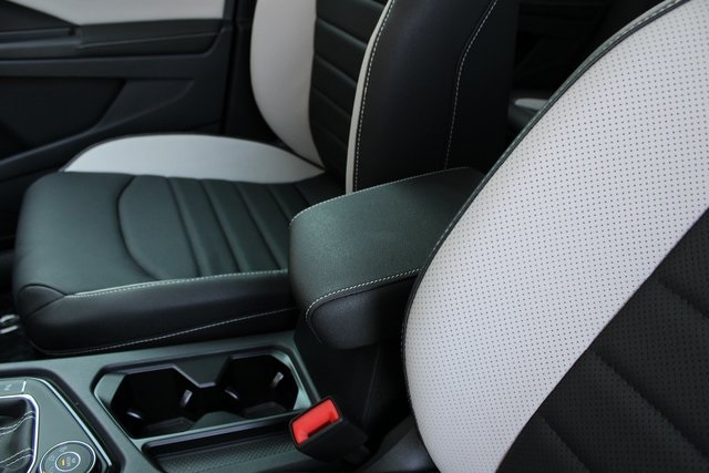 2025 Volkswagen Taos SEL photo 2