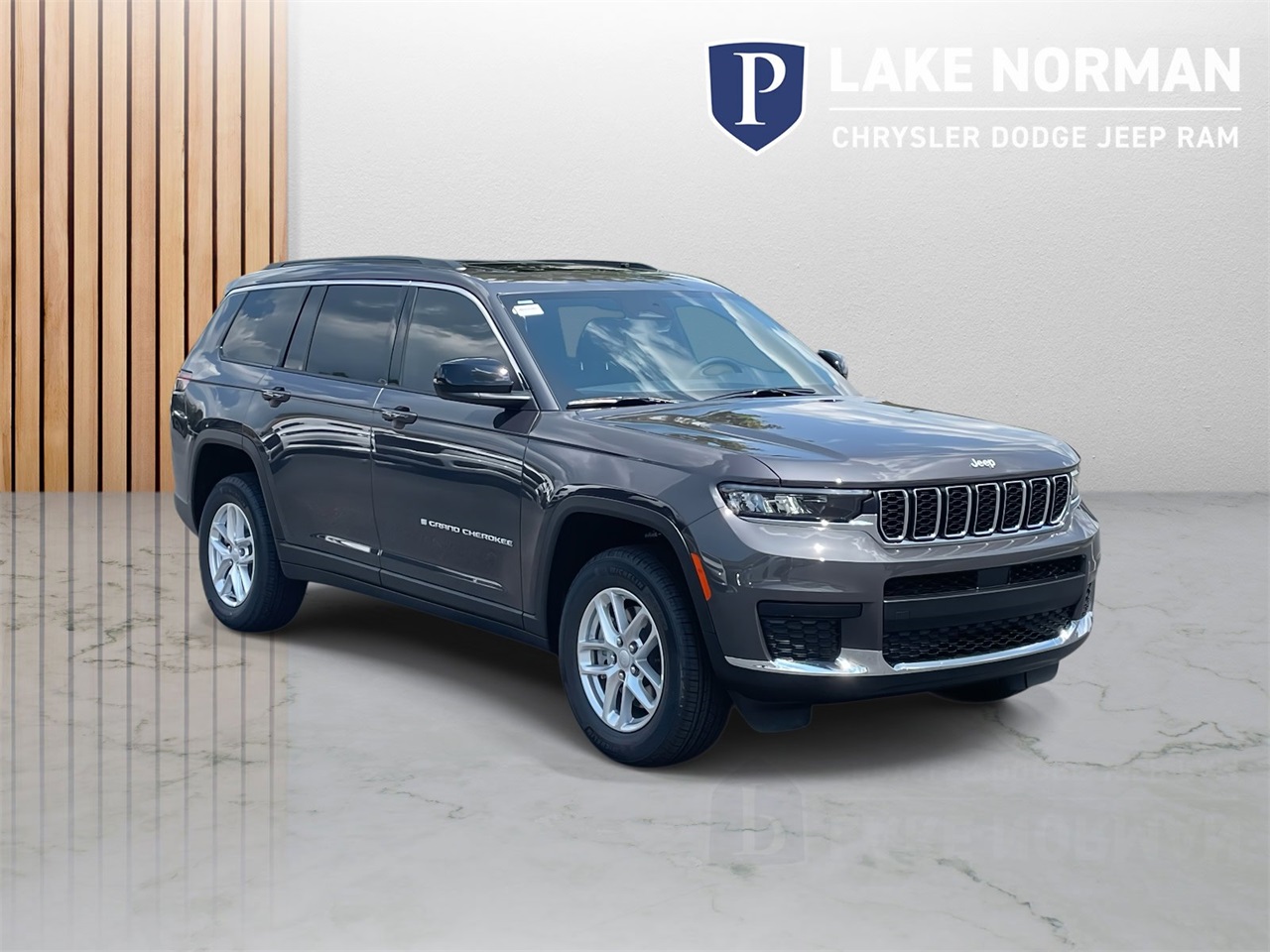 2025 Jeep Grand Cherokee Laredo photo 2