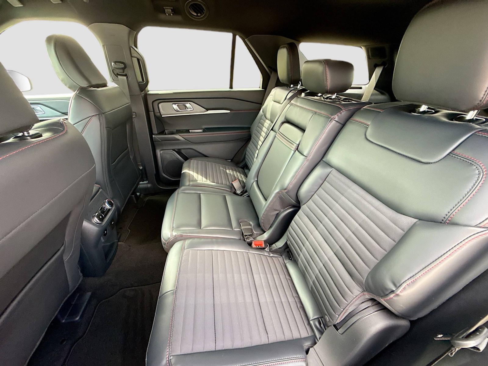 2025 Ford Explorer ST-Line photo 24