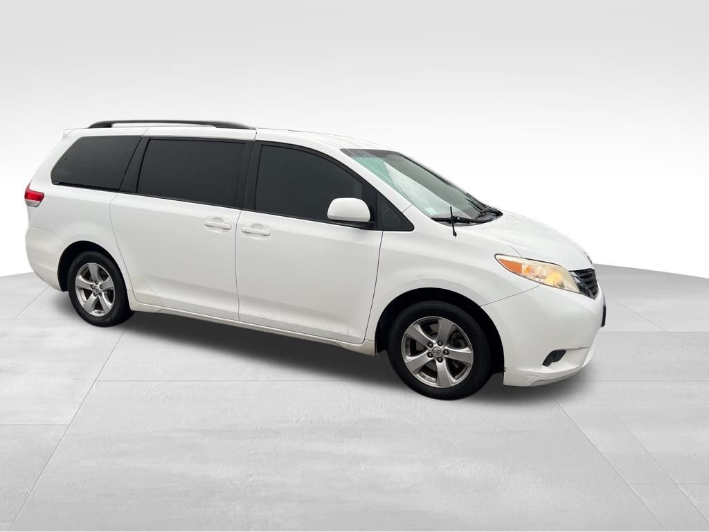 2014 Toyota Sienna LE photo 6