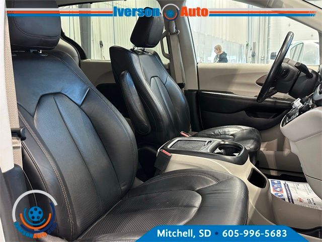 2017 Chrysler Pacifica Touring Plus photo 30