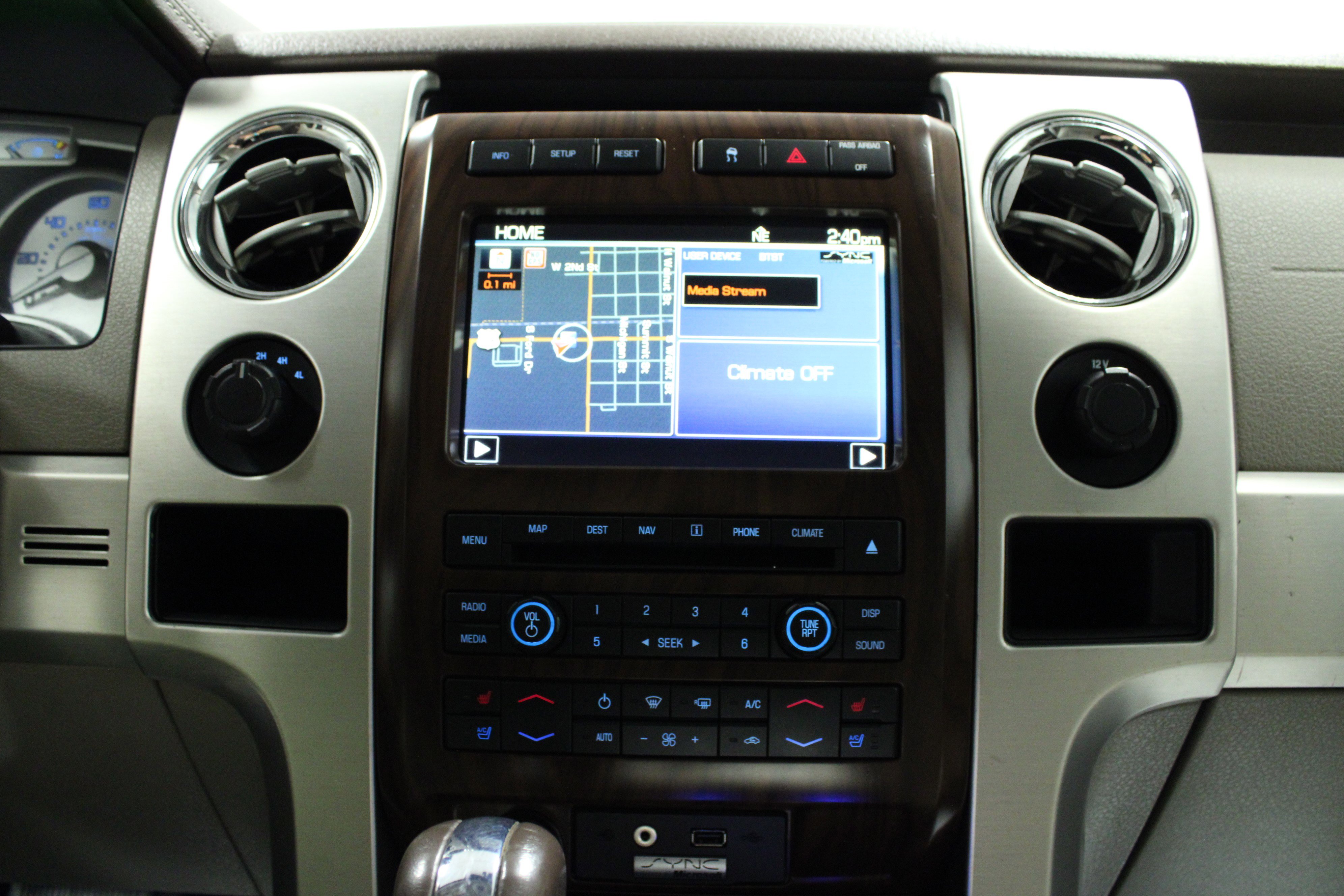 2010 Ford F-150 Platinum photo 18