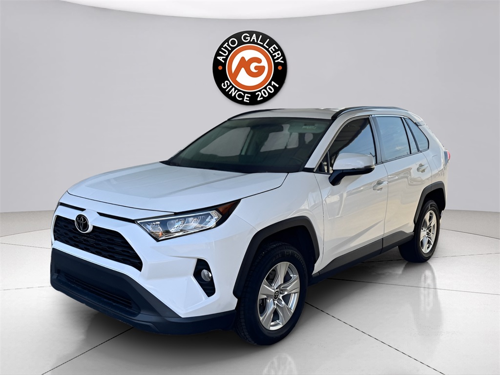 2021 Toyota RAV4 LE photo 3
