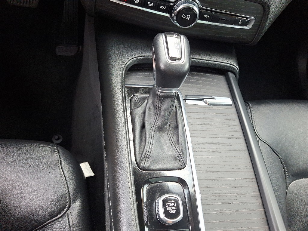2020 Volvo XC90 T5 Momentum photo 16