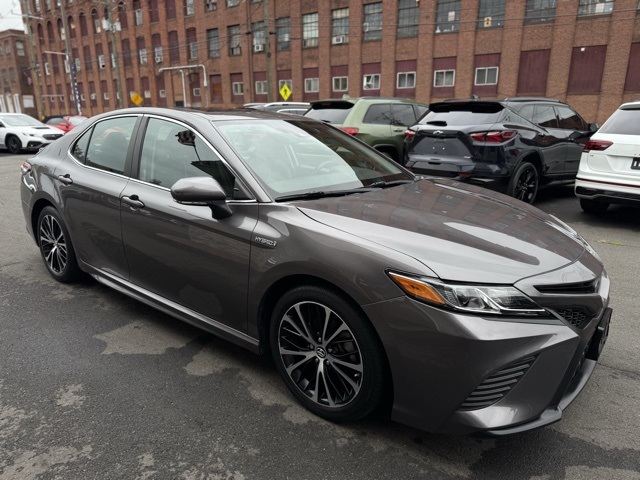 2019 Toyota Camry Hybrid SE photo 3