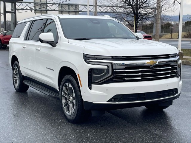 2026 Chevrolet Suburban LT's photo