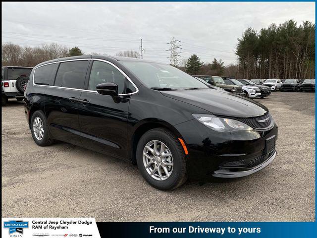 2026 Chrysler Voyager LX's photo