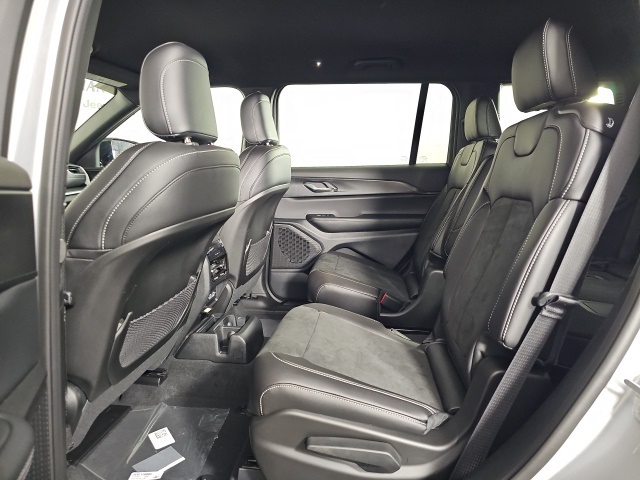 2025 Jeep Grand Cherokee Altitude photo 22