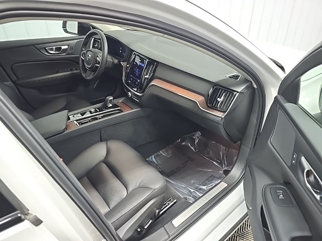 2024 Volvo S60 B5 Plus photo 15