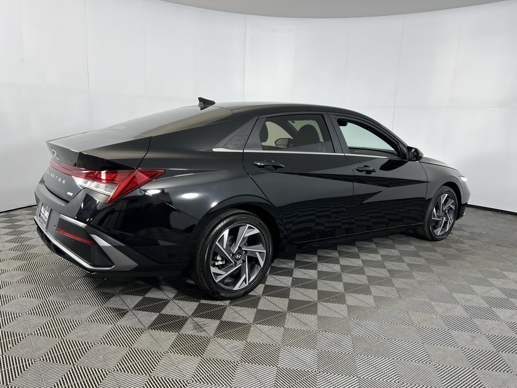 2024 Hyundai Elantra Hybrid Limited photo 3