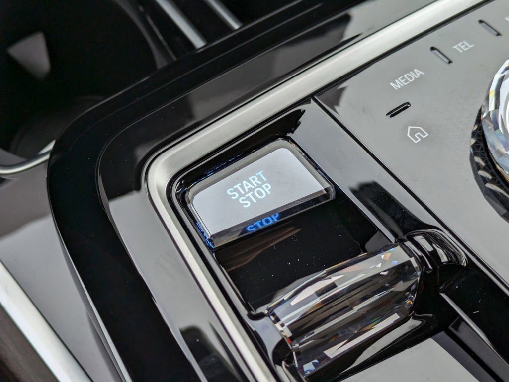 New 2024 Mineral White Metallic BMW xDrive60 image 33