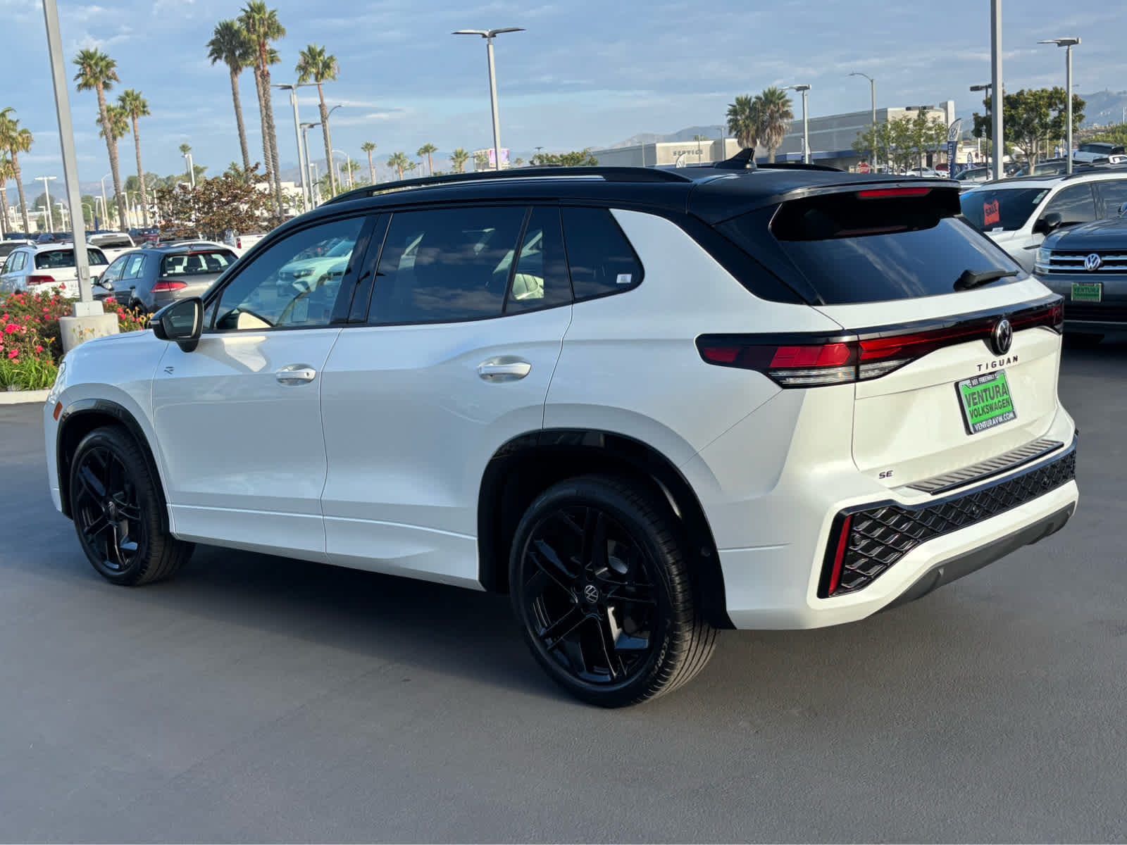 2025 Volkswagen Tiguan SE R-Line Black photo 3
