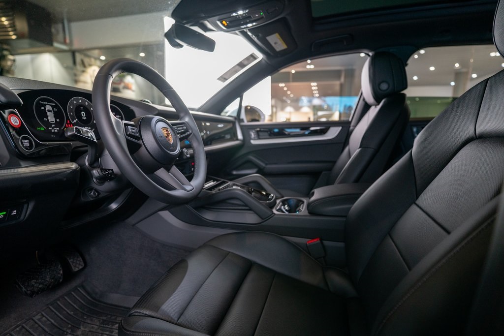 2025 Porsche Cayenne photo 13