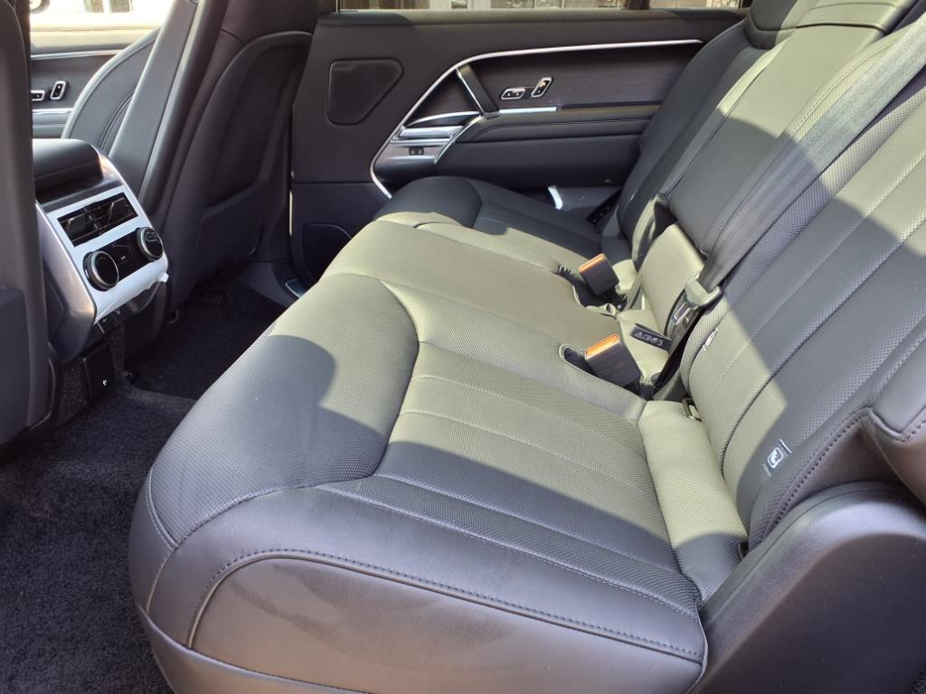 2025 Land Rover Range Rover SE photo 5