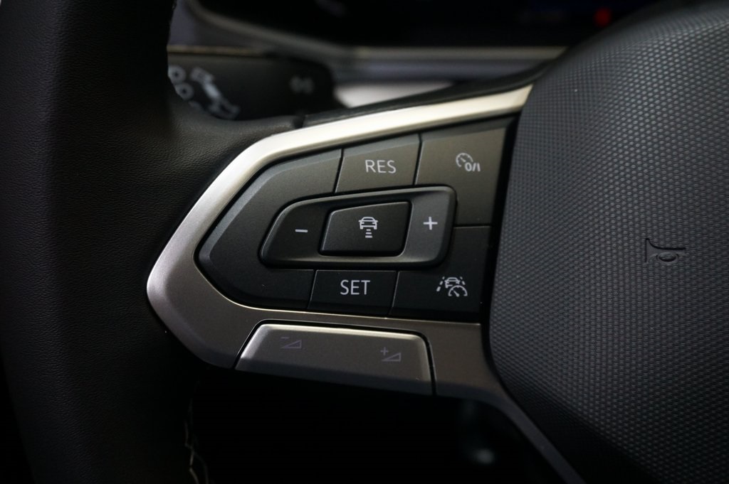 2025 Volkswagen Taos SEL photo 15