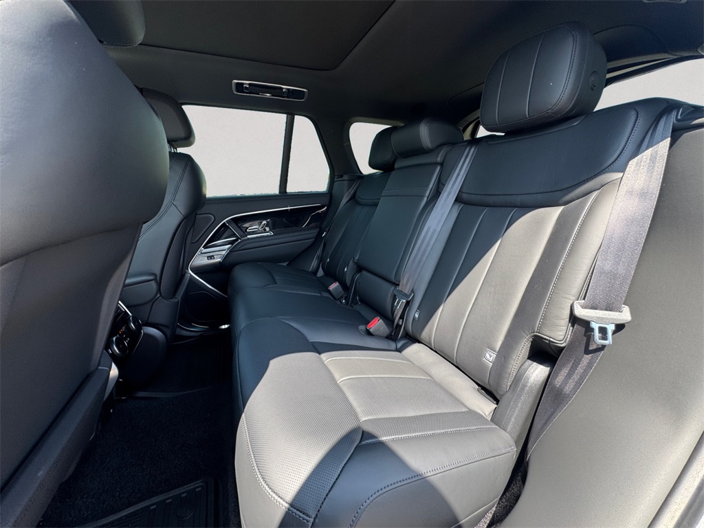 2025 Land Rover Range Rover SE photo 11