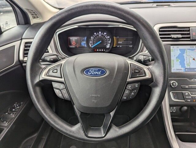 2020 Ford Fusion SE photo 16