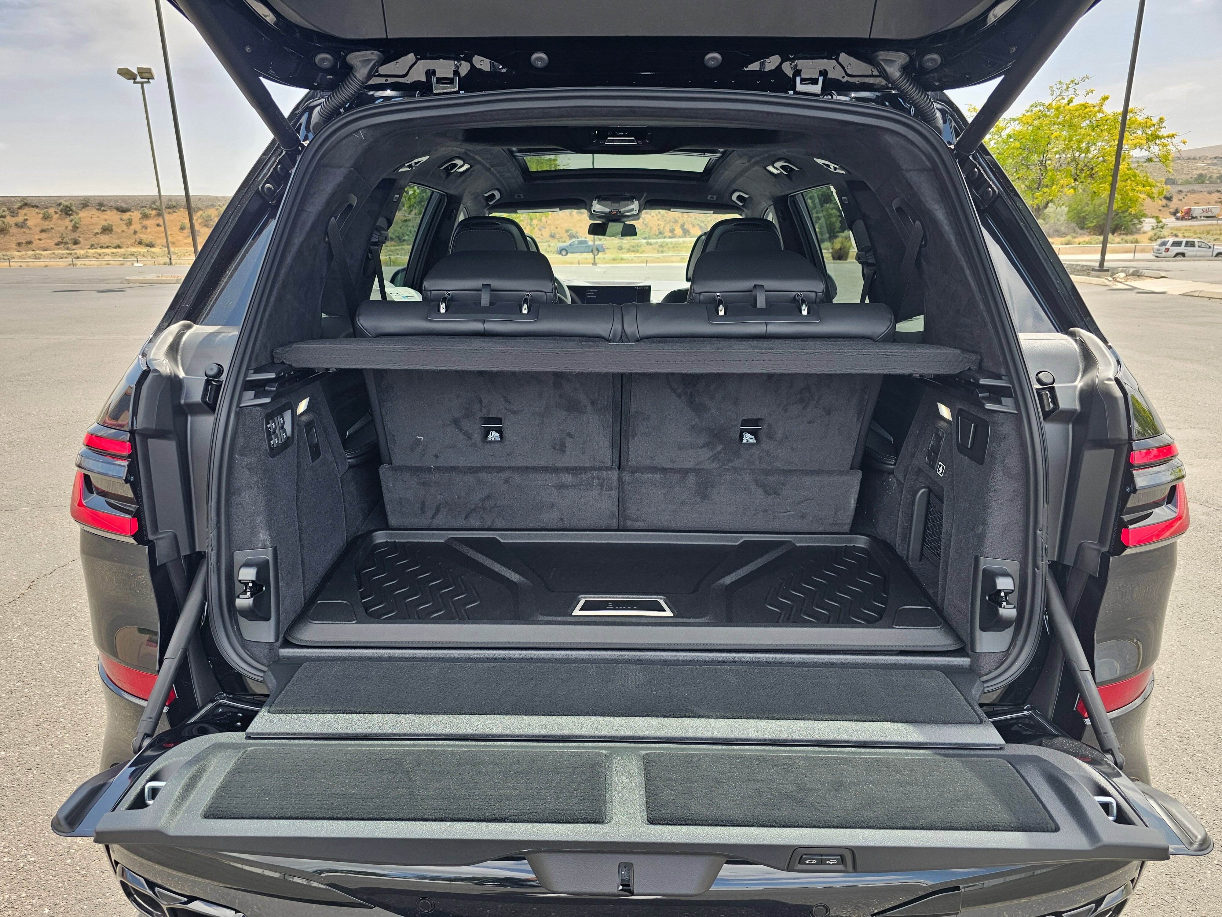 New 2026 Black Sapphire Metallic BMW M60i image 29