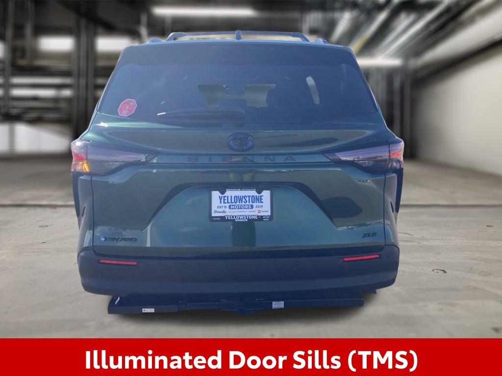 2025 Toyota Sienna Woodland Edition photo 7