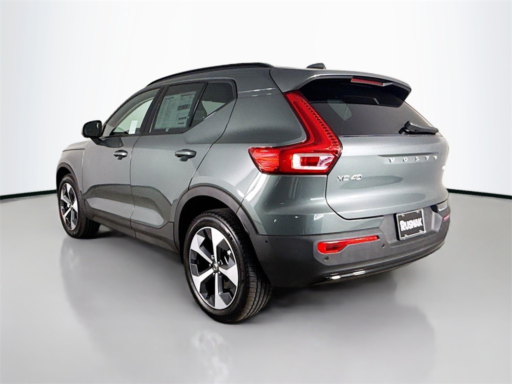 2026 Volvo XC40 Plus photo 5