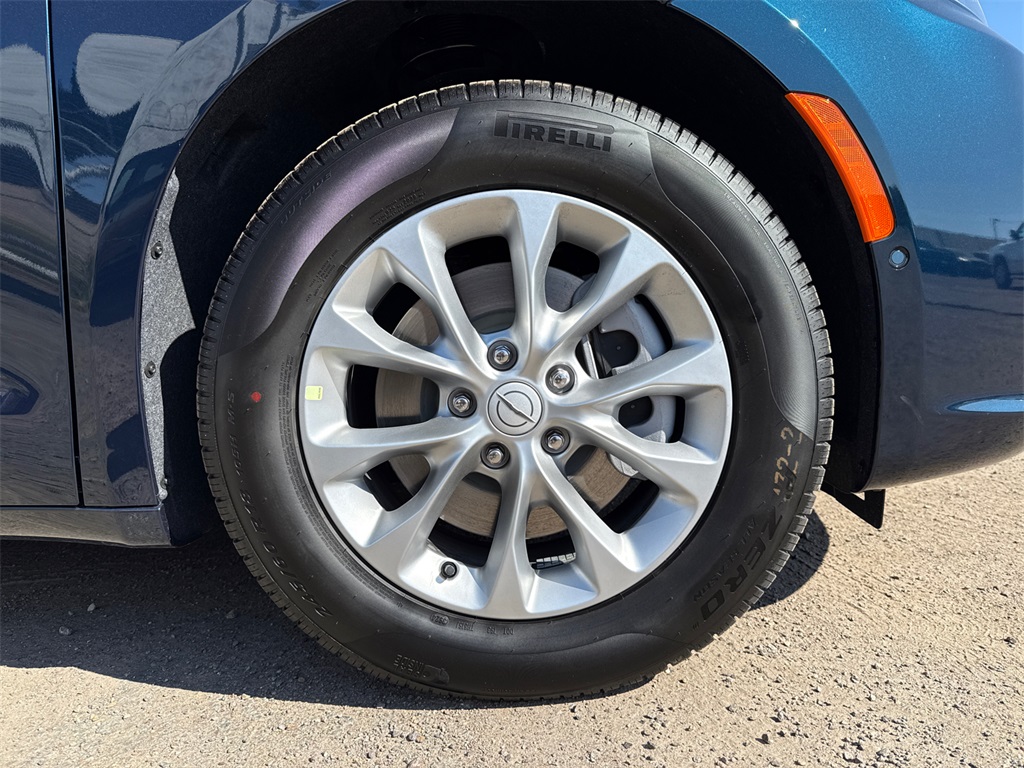 2025 Chrysler Pacifica photo 7