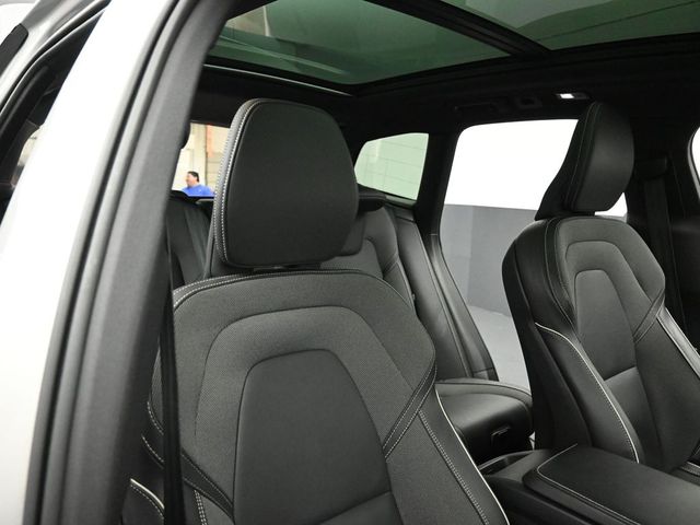 2022 VOLVO XC60 - Image 32