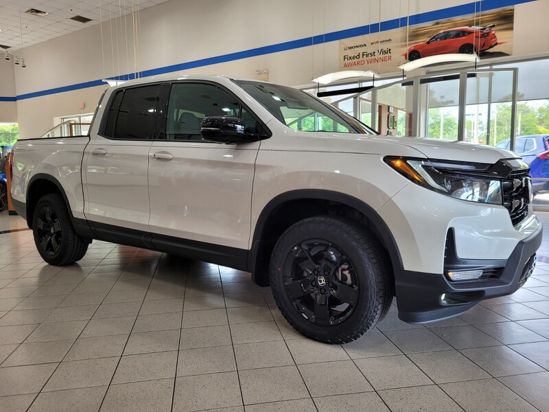 2025 Honda Ridgeline Black Edition photo 3
