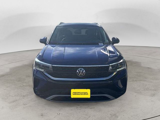 2022 Volkswagen Taos SE photo 2