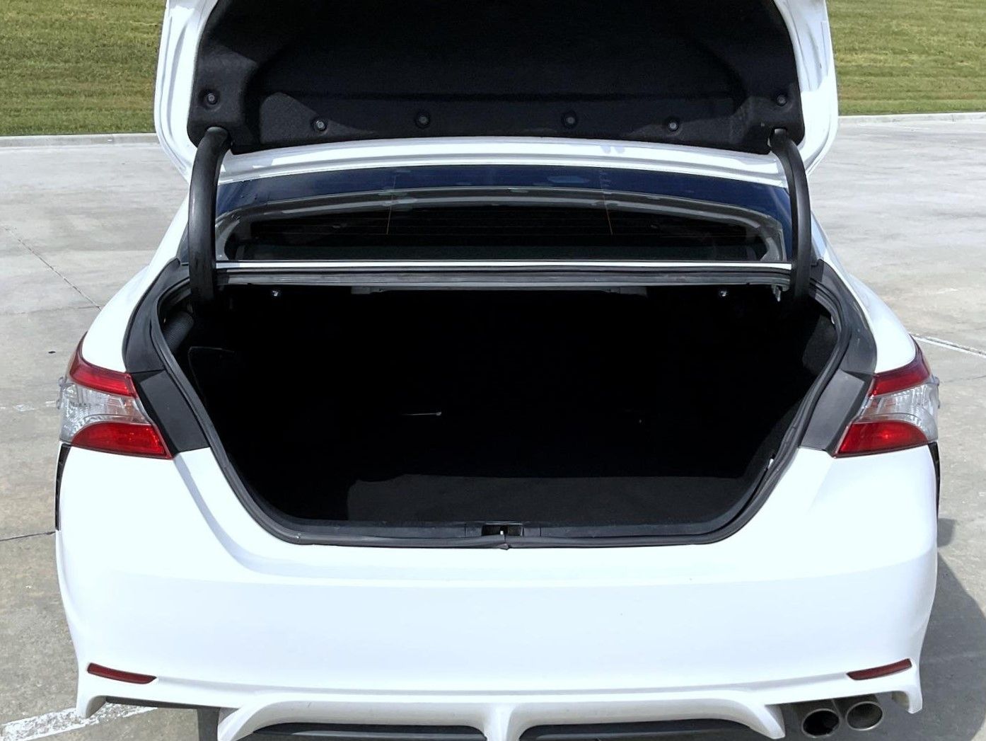 2018 Toyota Camry SE photo 21