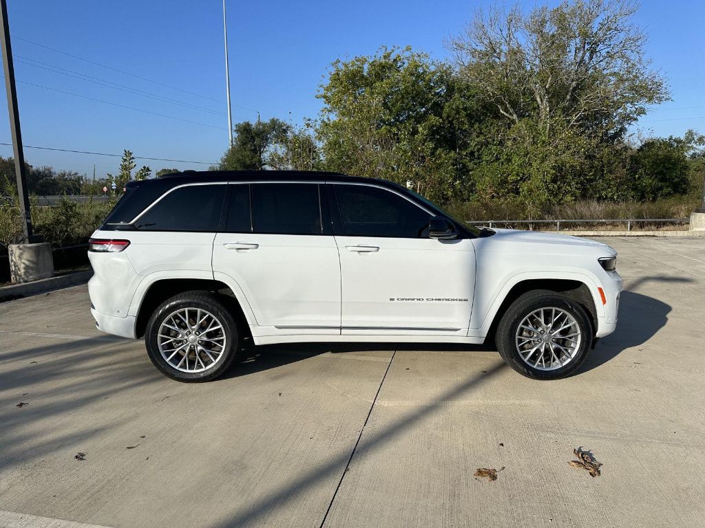 2024 Jeep Grand Cherokee Summit photo 2