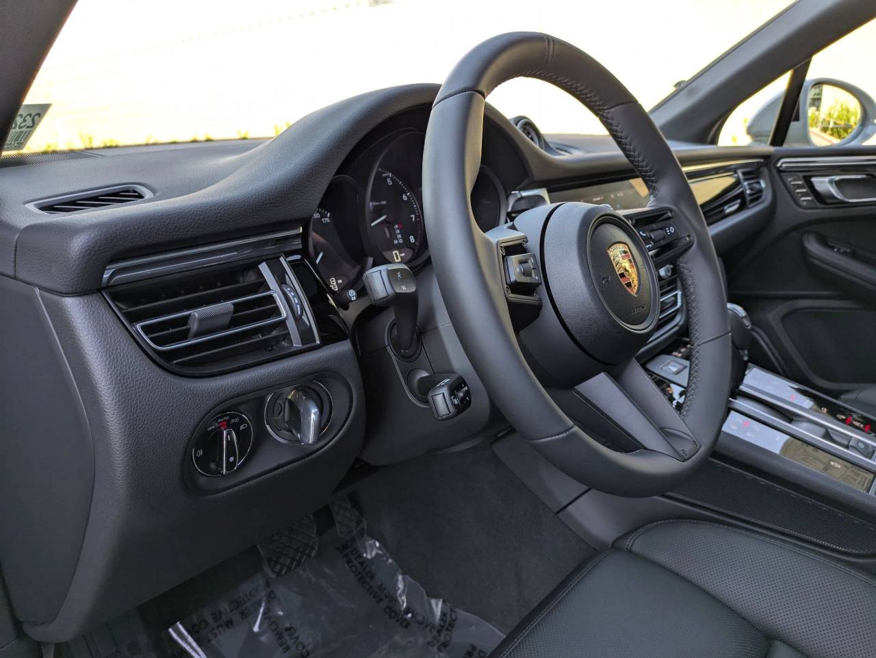 2025 Porsche Macan T photo 4