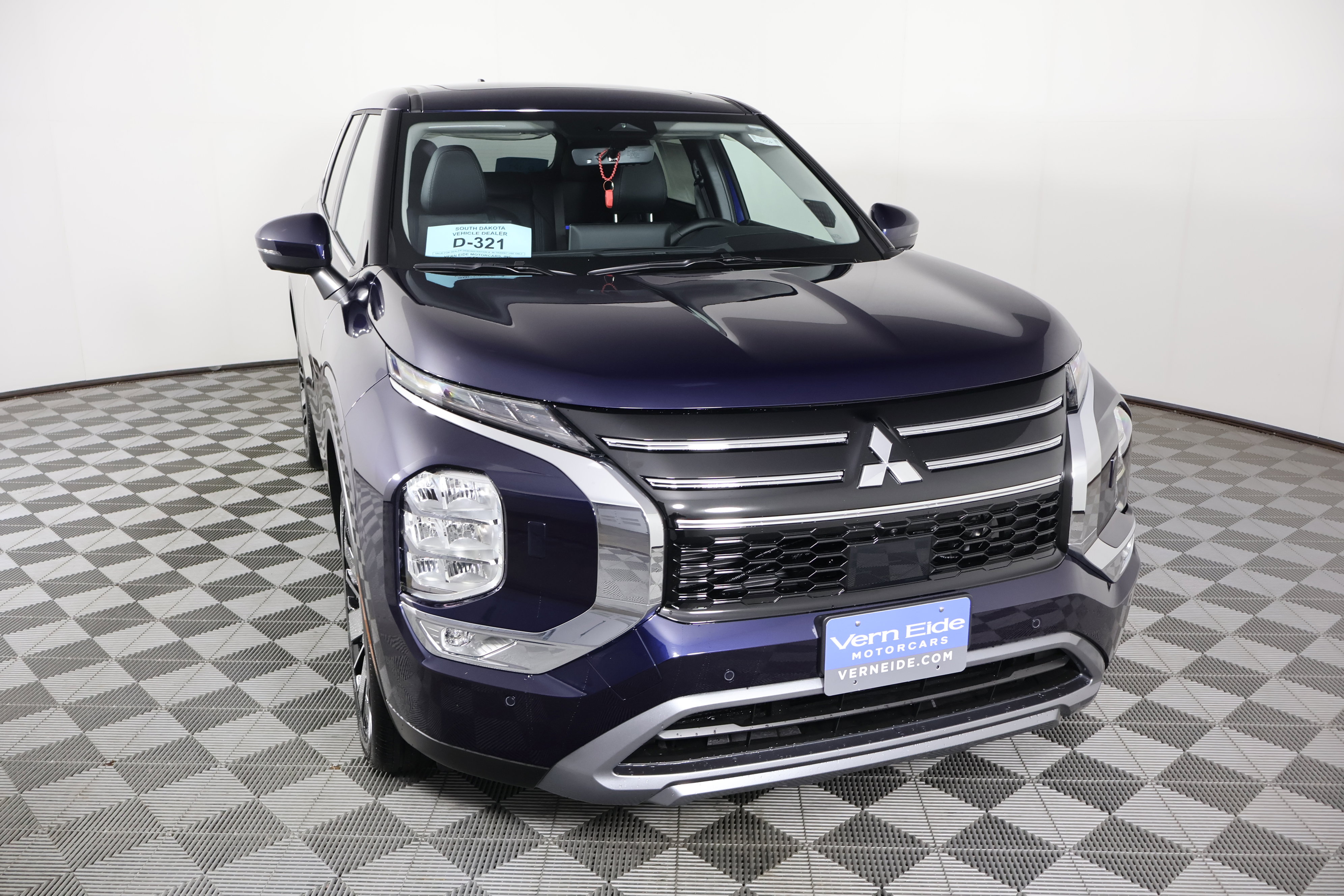 2025 Mitsubishi Outlander SE photo 3