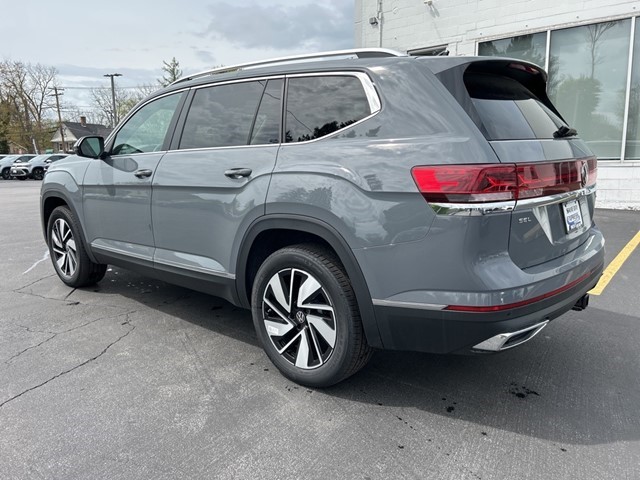 2025 Volkswagen Atlas SEL photo 2