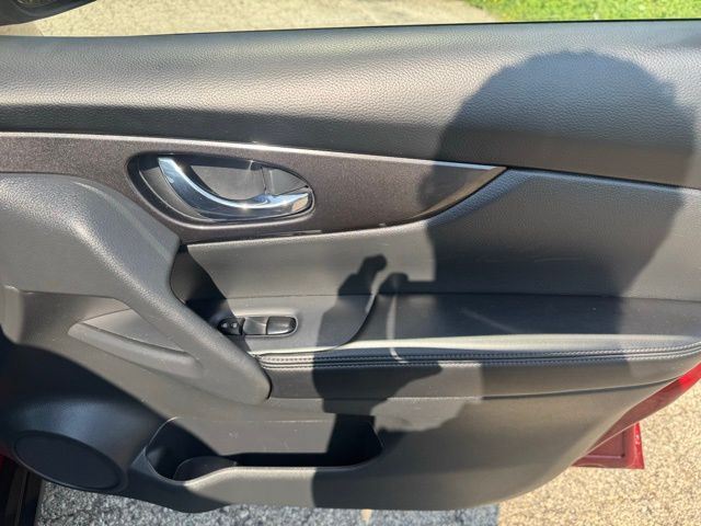 2018 Nissan Rogue SV photo 19