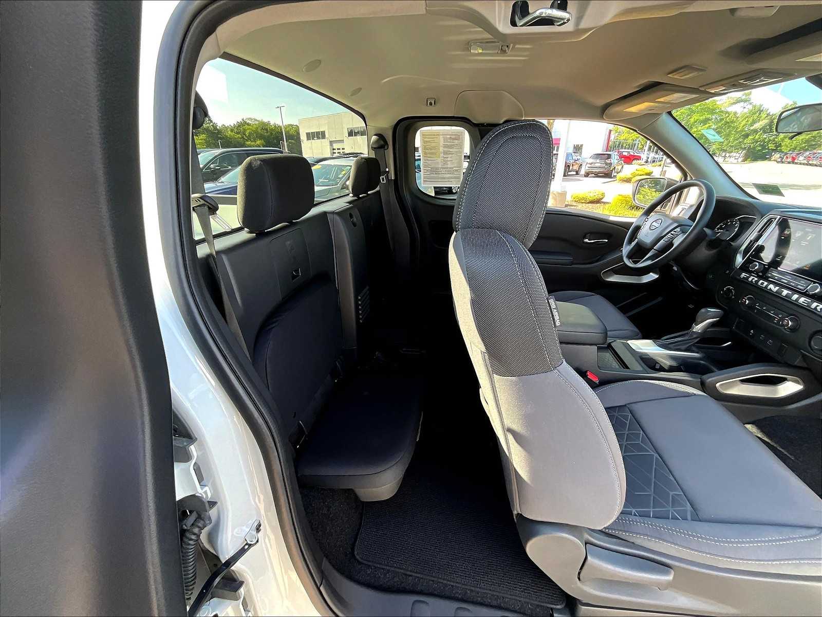 2025 Nissan Frontier SV photo 16
