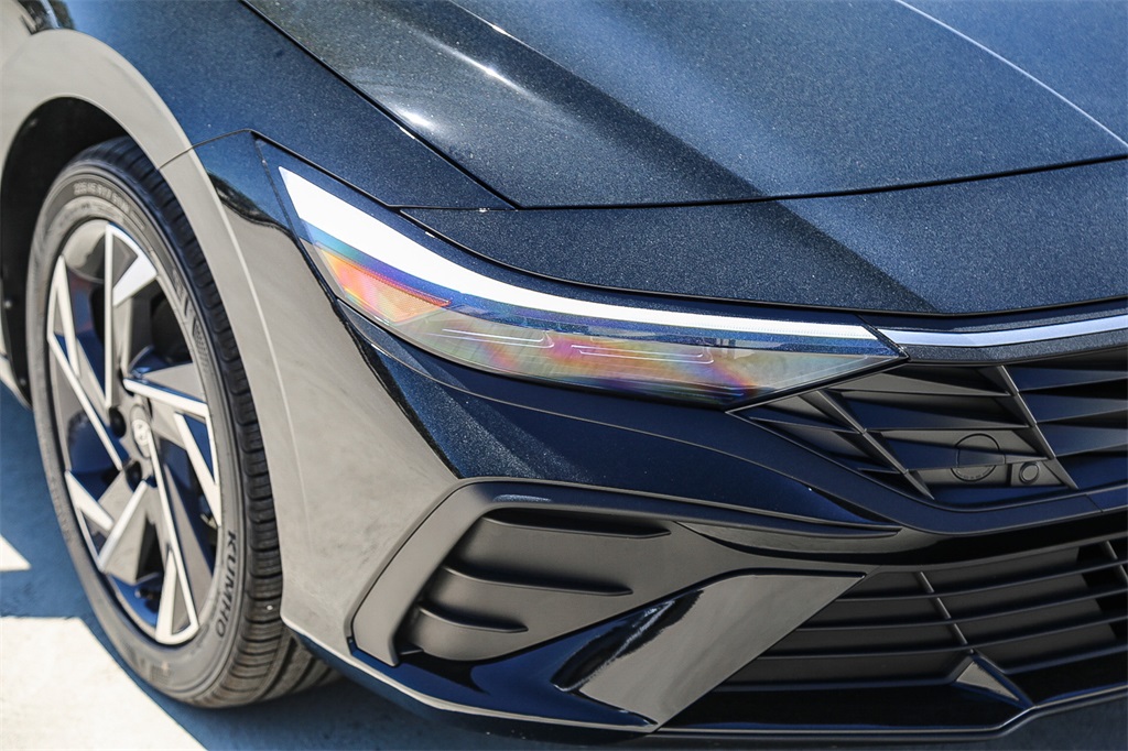 2025 Hyundai Elantra SEL Sport photo 10