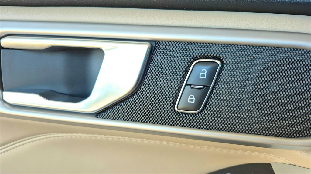 2021 Ford Explorer XLT photo 26