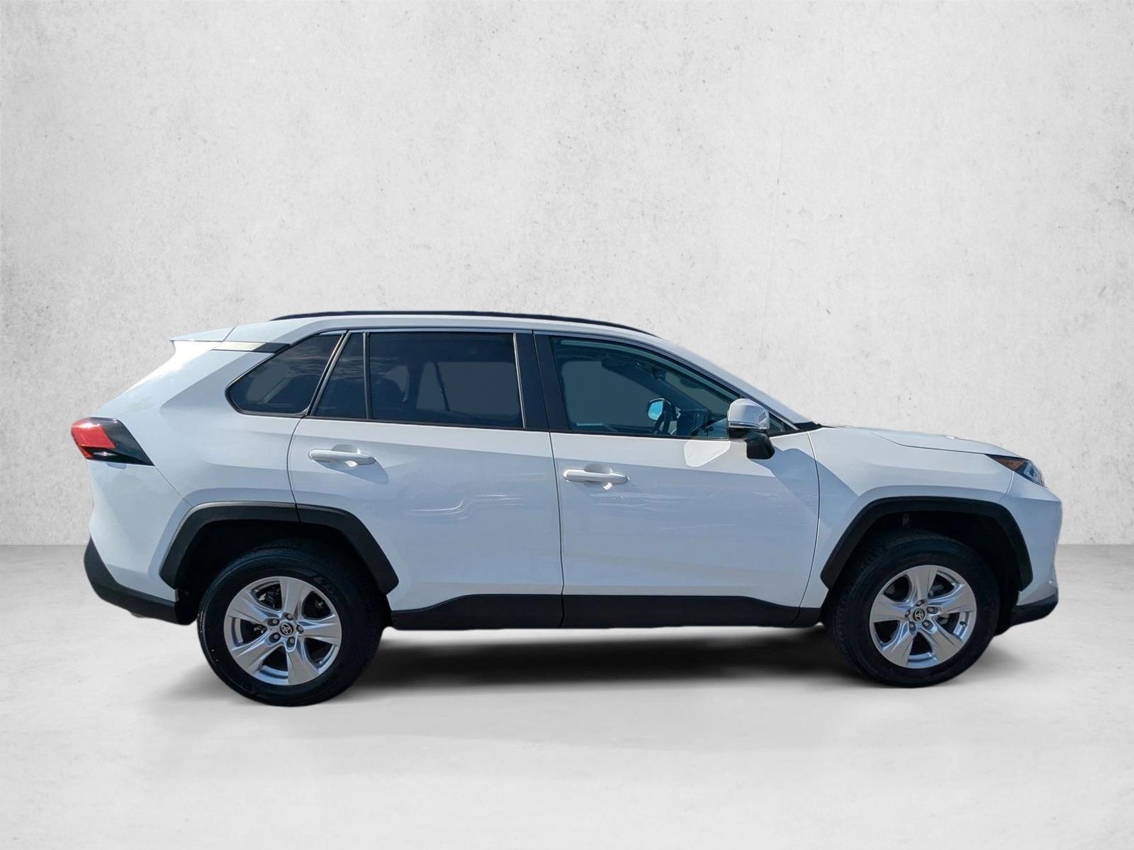 2021 Toyota RAV4 XLE photo 2