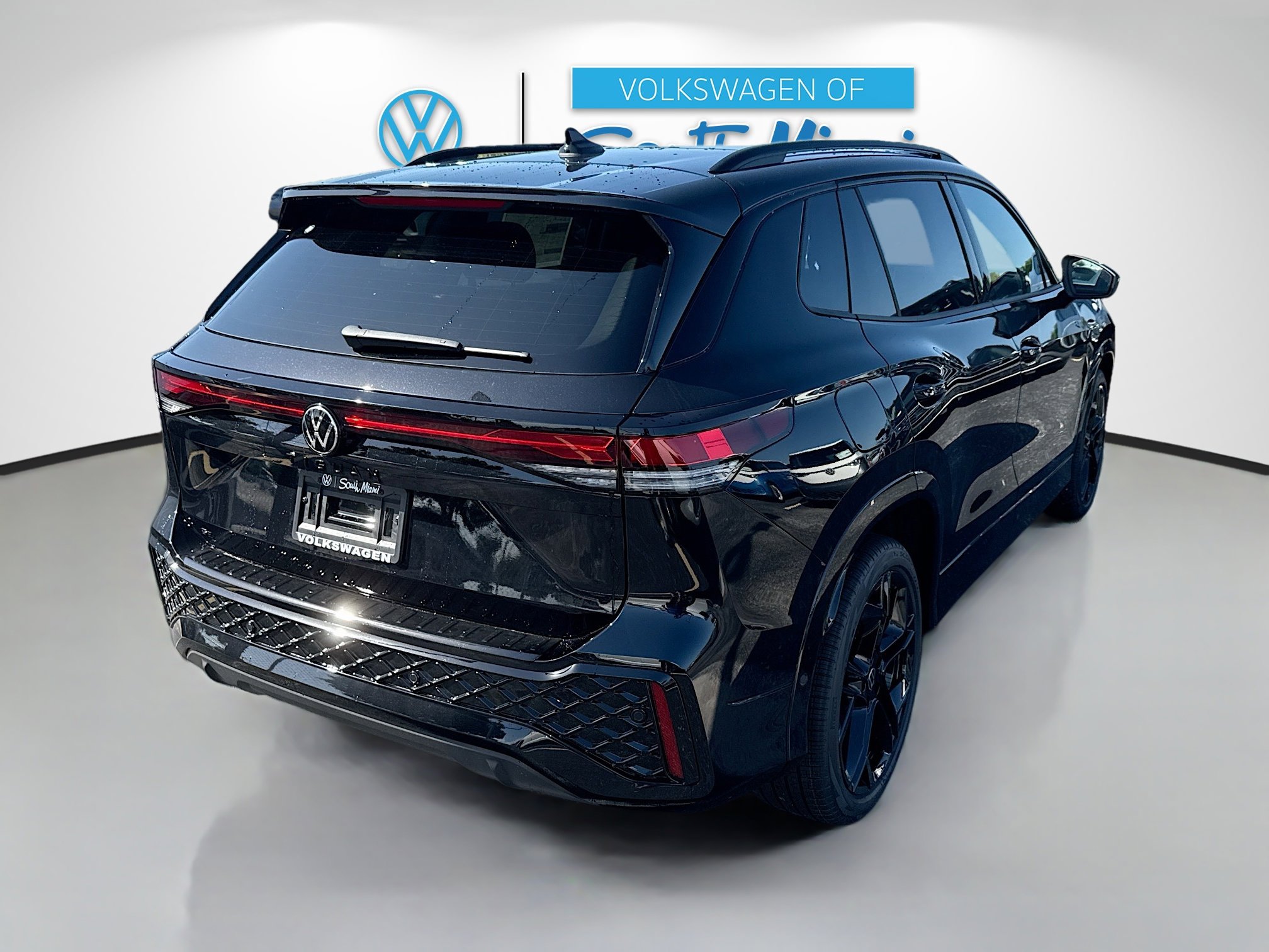 2025 Volkswagen Tiguan SE R-Line Black photo 4